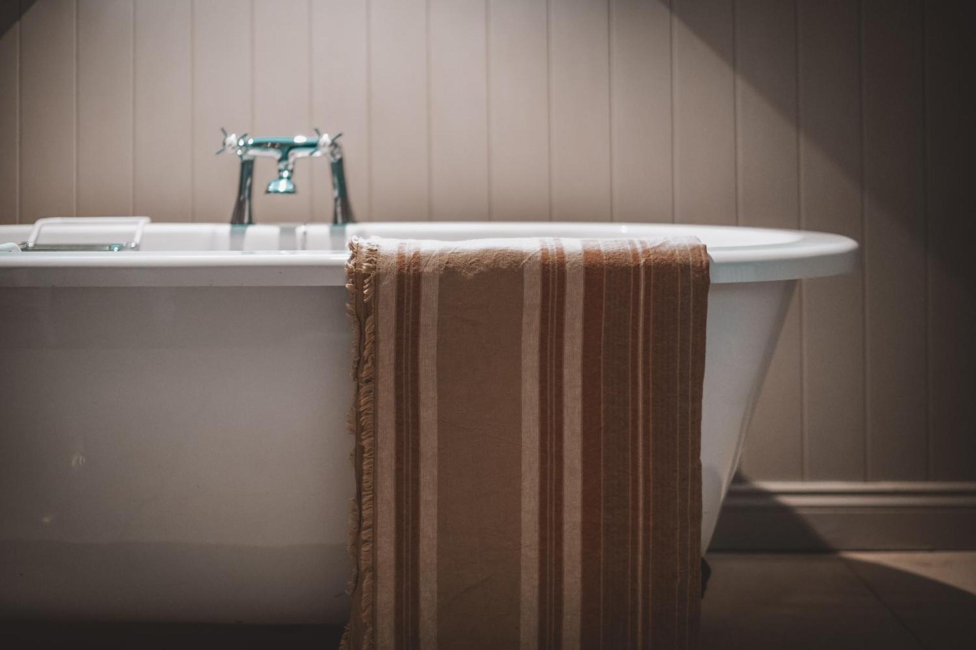 The Hare & Hounds Inn Bowland Bridge Extérieur photo