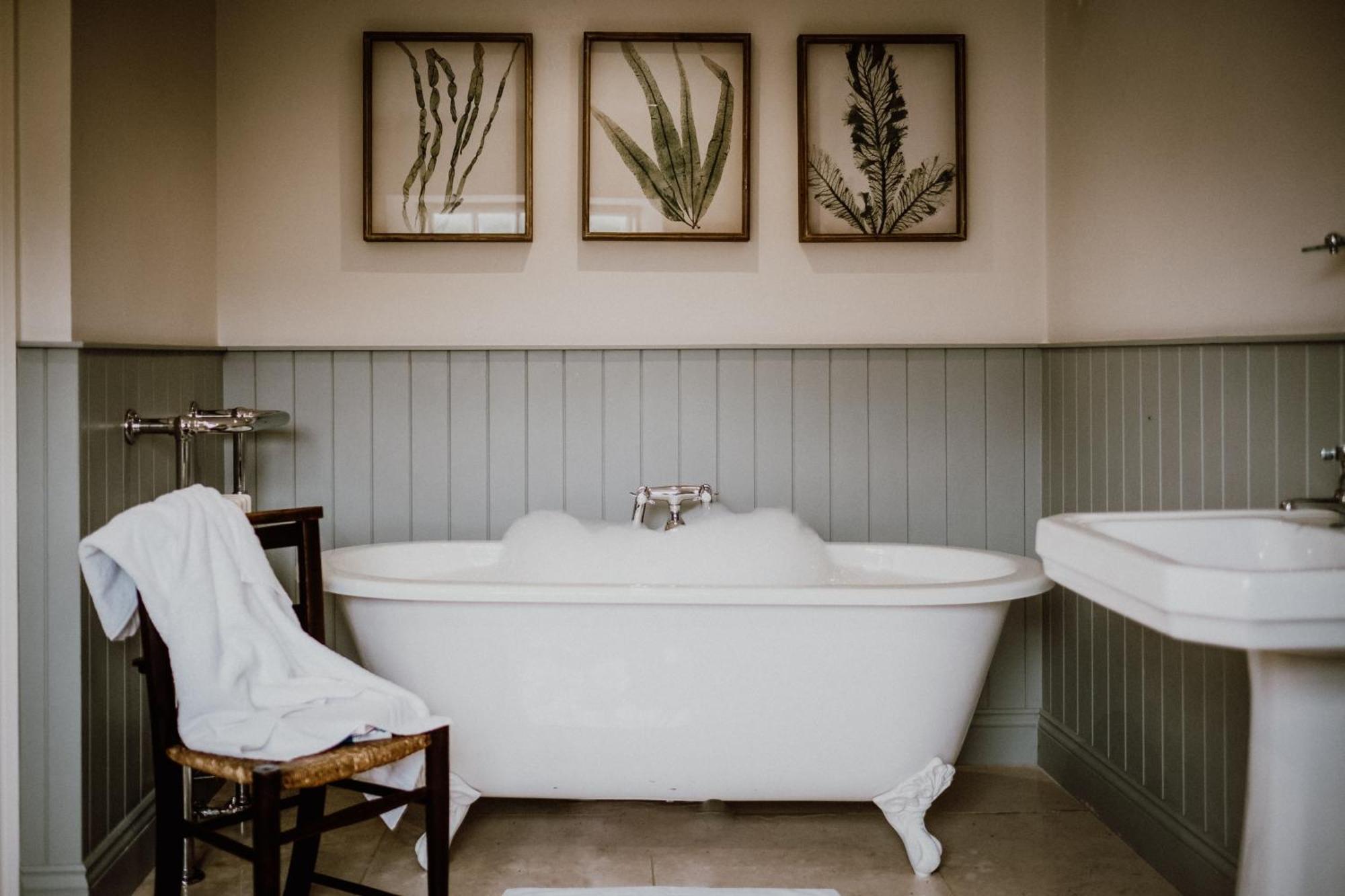 The Hare & Hounds Inn Bowland Bridge Extérieur photo
