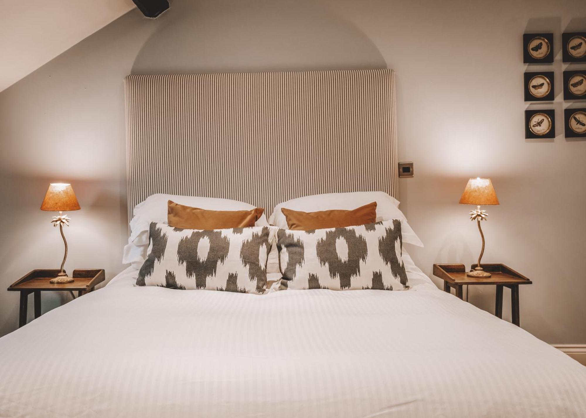 The Hare & Hounds Inn Bowland Bridge Extérieur photo