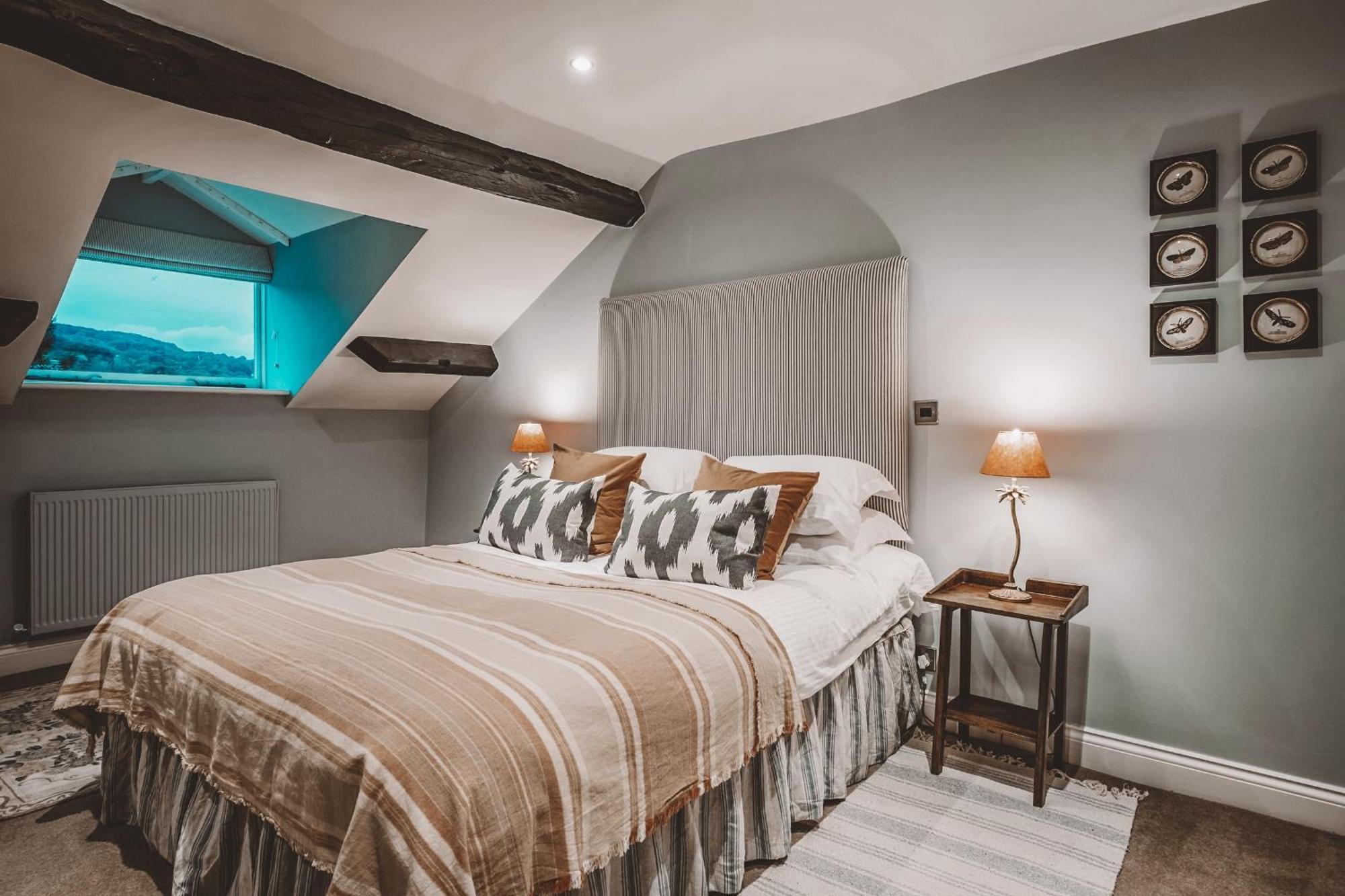 The Hare & Hounds Inn Bowland Bridge Extérieur photo