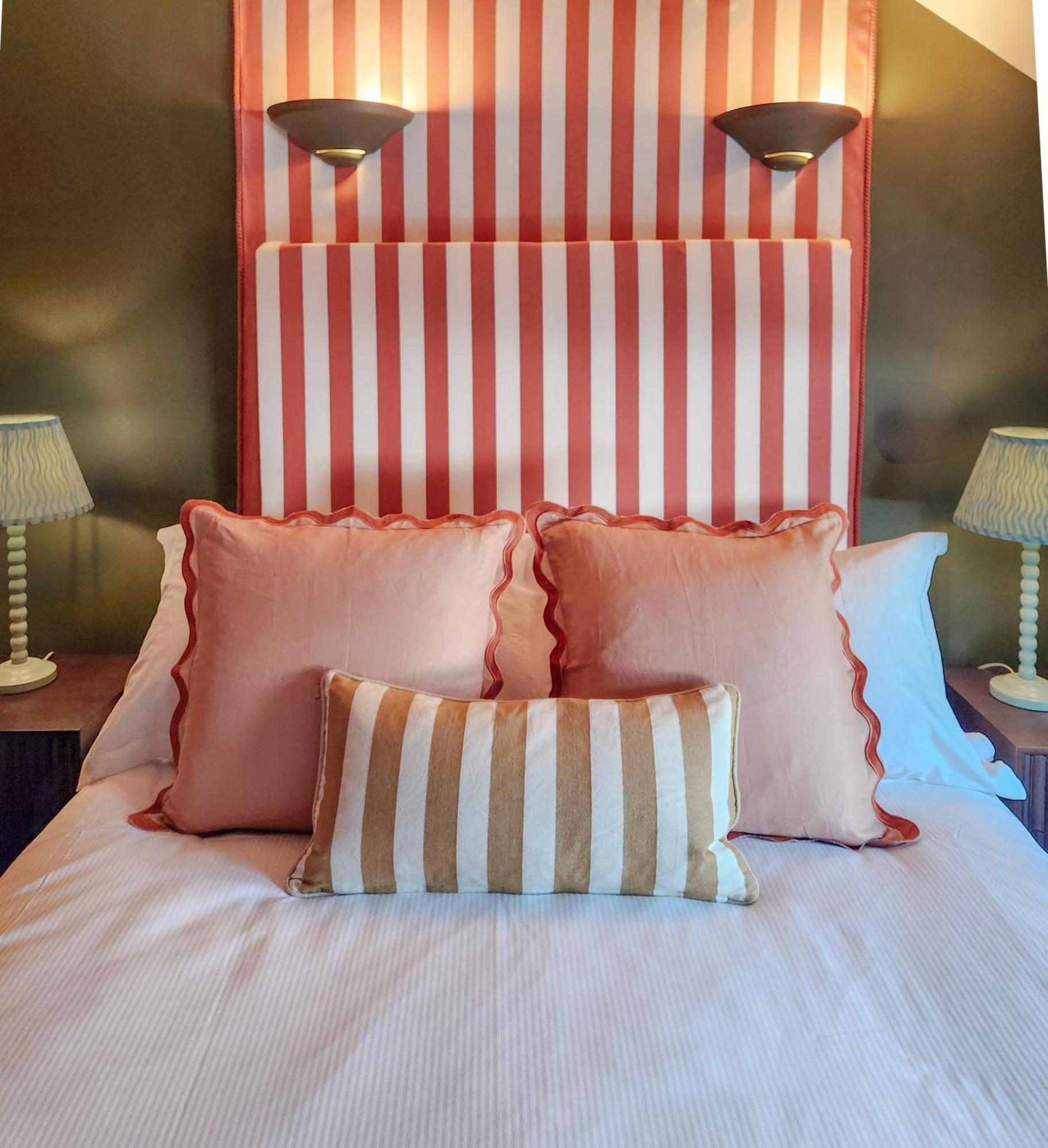 The Hare & Hounds Inn Bowland Bridge Extérieur photo